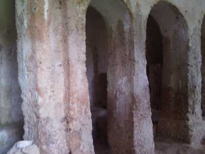 Le arcate che dividono i due ambienti della chiesa rupestre 